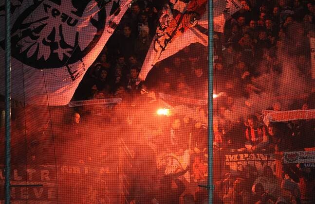12.12.2014, xfux, Fussball 1.Bundesliga, TSG 1899 Hoffenheim - Eintracht Frankfurt, v.l. Fans Eintracht Frankfurt, Stimmung, Schals, Pyro, Pyrotechnik, Rauch, Bengalos