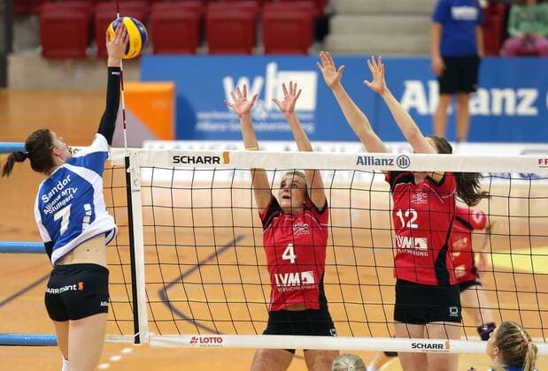 Stuttgart Volleyball Allianz MTV Stuttgart vs. USC Münster, v.l. Renata Sandor (Stuttgart), Tess von Piekartz, Wiebke Silge (Münster)
