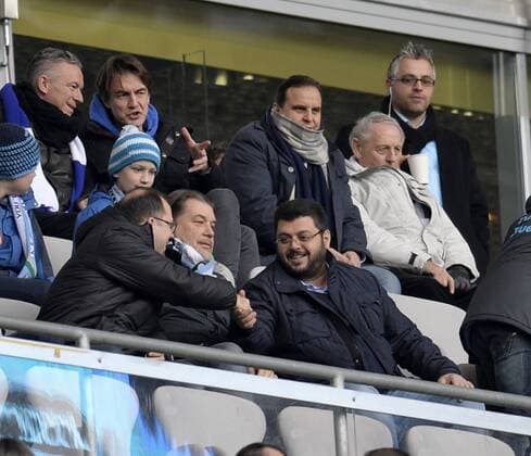 13.12.2014, Fussball 2.Bundesliga 2014 2015, 17.Spieltag, TSV 1860 München - Karlsruher SC, in der Allianz-Arena München. Löwen-Investor Hasan Abdullah Ismaik (Jordanien) schüttelt Vize Präsident Erik Altmann (1860 München) die Hand. Präsident Gerhard Mayrhofer (mitte, 1860 München) 