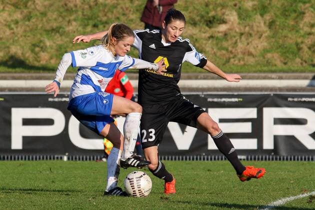 Aktuell Fussball, Frauen, 1. BL, FFC Frankfurt - MSV Duisburg v.li.: Stefanie Weichelt (MSV Duisburg), Bianca Schmidt (1. FFC Frankfurt), Zweikampf, Duell, duel, tackle, Dynamik, Action, Aktion, Fussball, Allianz Frauen-Bundesliga, MSV Duisburg - 1. FFC Frankfurt, xozx