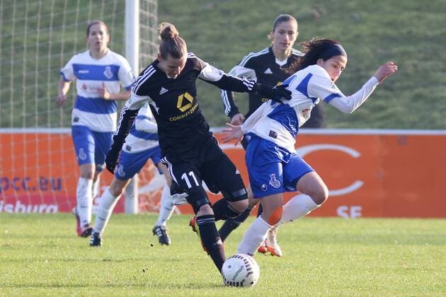 Aktuell Fussball, Frauen, 1. BL, FFC Frankfurt - MSV Duisburg v.li.: Simone Laudehr (1. FFC Frankfurt), Dolores Jacome Silva (MSV Duisburg), Zweikampf, Duell, duel, tackle, Dynamik, Action, Aktion, Fussball, Allianz Frauen-Bundesliga, MSV Duisburg - 1. FFC Frankfurt, xozx