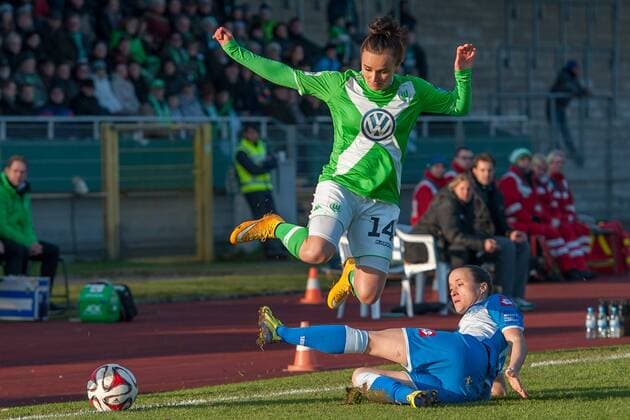 v.li.: Lina Magull (VfL Wolfsburg), Theresa Betz (TSG 1899 Hoffenheim) im Zweikampf, Fussball, Allianz Frauen-Bundesliga, VfL Wolfsburg - TSG 1899 Hoffenheim, xobx