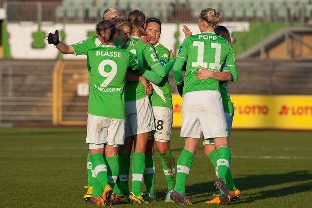 v.li.: Die Spielerinnen des VfL Wolfsburg bejubeln das 1:0 durch Lena Goeßling (VfL Wolfsburg, 3.v.l.), Fussball, Allianz Frauen-Bundesliga, VfL Wolfsburg - TSG 1899 Hoffenheim, xobx