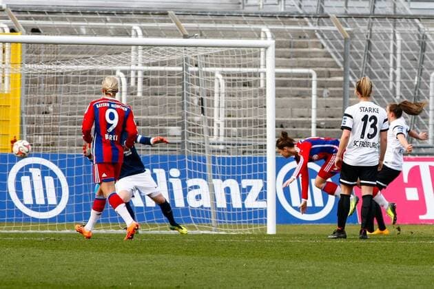 GER, FFBL, FC Bayern Muenchen vs SC Freiburg 14.12.2014, Gruenwalder Stadion, Muenchen, GER, FFBL, FC Bayern Muenchen vs. SC Freiburg , im Bild beobachten Vanessa Buerki (Bürki) (Bayern 9) und zwei Freiburgerinnen, wie Nora Holstad (Bayern 15) per Kopfball zum 1:0 trifft nphxRMG