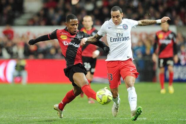 Aktuell Fußball, Frankreich, Ligue 1, EA Guingamp - Paris St. Germain Claudio Beauvue (Guingamp) Gregory Van Der Wiel (PSG) FOOTBALL : Guingamp vs PSG - Ligue 1 - 14 12 2014 N.LeGouic FEP Panoramic 