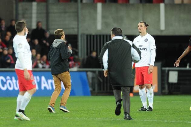 Aktuell Fußball, Frankreich, Ligue 1, EA Guingamp - Paris St. Germain streaker Zlatan Ibrahimovic (PSG) FOOTBALL : Guingamp vs PSG - Ligue 1 - 14 12 2014 N.LeGouic FEP Panoramic 