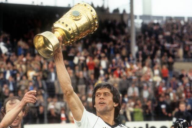 Eintracht Frankfurt gewinnt den DFB-Pokal: Werner Lorant mit der Trophäe