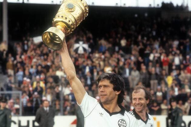 Eintracht Frankfurt gewinnt den DFB-Pokal: Werner Lorant mit der Trophäe