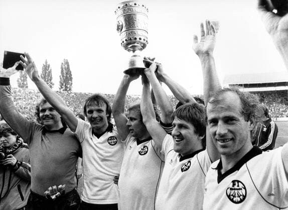 Eintracht Frankfurt gewinnt den DFB-Pokal, v.li.: Torwart Jürgen Pahl, Karl Heinz -Charly- Körbel, Bernd Hölzenbein, Bernd Nickel und Willi Neuberger, Cha Bum-Kun, Norbert Nachtweih, Michael Sziedat,