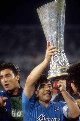 Der SSC Neapel gewinnt den UEFA-Pokal: Diego Maradona mit der Trophäe