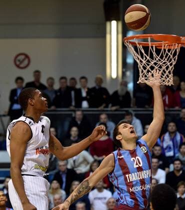 BASKETBALL - FIBA, Guessing vs Trabzonspor GUESSING,AUSTRIA,16.DEC.14 - BASKETBALL - FIBA Euro Challenge,Guessing Knights vs Trabzonspor Medical Park. Image shows Travis Taylor (Guessing) and Can Altõntig (Trabzonspor).