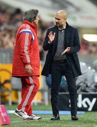 Fussball 1. Bundesliga Saison 2014 2015 16. Spieltag FC Bayern Muenchen - SC Freiburg 16.12.2014 Trainer Pep Guardiola (re, FC Bayern Muenchen) im Gespraech mit Mannschaftsarzt Hans-Wilhelm Mueller-Wohlfahrt (li, FC Bayern Muenchen) 