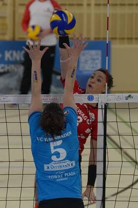 17.12.2014, xtkx, Volleyball 1.Bundesliga Damen, VC Wiesbaden - Dresdner SC, v.l. Karine Muijlwijk (VC Wiesbaden), Lisa Izquierdo (Dresdner SC),