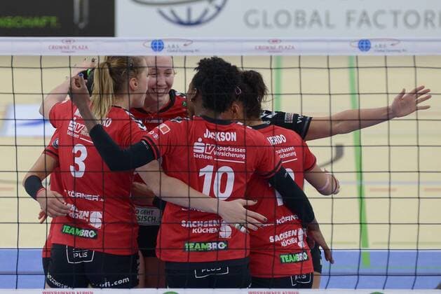 17.12.2014, xtkx, Volleyball 1.Bundesliga Damen, VC Wiesbaden - Dresdner SC, v.l. Kristina Mikhailenko (Dresdner SC), Cursty Jackson (Dresdner SC),