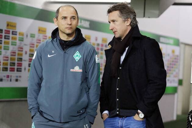 Trainer Viktor Skripnik (SV Werder Bremen) im Gespraech mit Frank Baumann (Direktor Profifu?ball und Scout ) Borussia Moenchengladbach vs SV Werder Bremen, Fussball, 1. Bundesliga, 17.12.2014 , EP_JSE