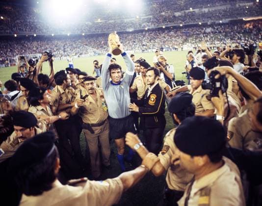 Italien ist Weltmeister: Torwart Dino Zoff mit dem WM-Pokal