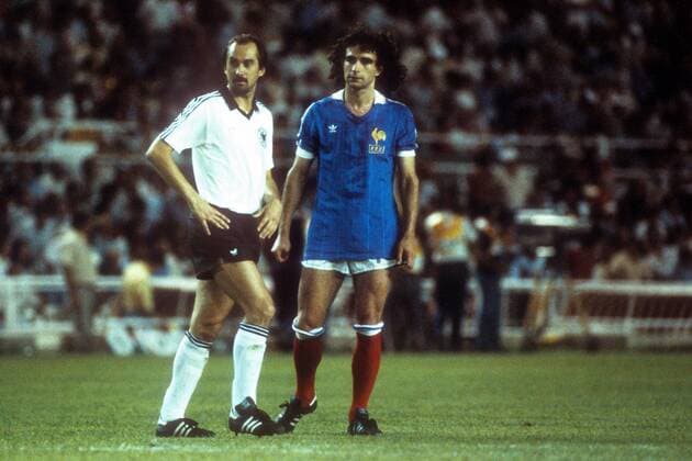 Weltmeisterschaft Halbfinale, BR Deutschland - Frankreich in Sevilla: Uli Stielike (li., BRD) und Dominique Rocheteau (Frankreich)