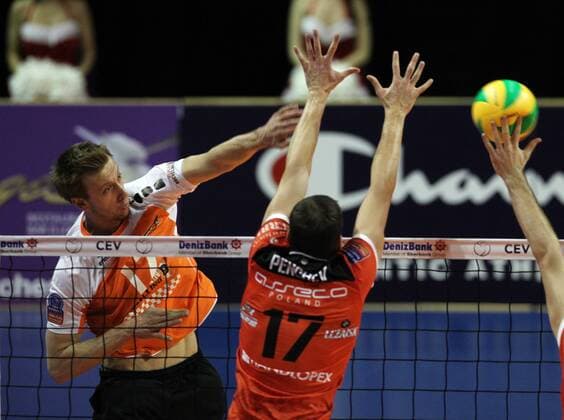 Paul Carroll im Angriff, Nikolay Penchev Aktion Spielszene Zweikampf Volleyball CEV DenizBank Championsleague Herren Saison 2014 2015 18.12.2014 BR Volleys Berlin vs. Asseco Resovia Rzeszow