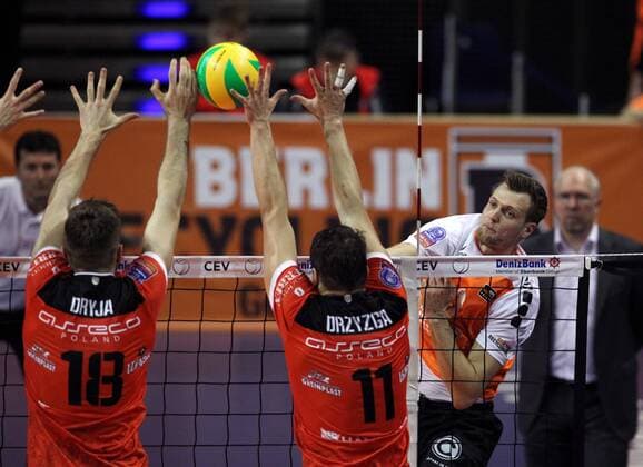 Robert Kromm im Angriff, Dawid Dryja, Fabian Drzyzga Aktion Spielszene Zweikampf Volleyball CEV DenizBank Championsleague Herren Saison 2014 2015 18.12.2014 BR Volleys Berlin vs. Asseco Resovia Rzeszow
