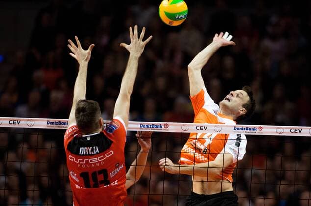 Berlin, Deutschland, 18.12.2014: Volleyball CEV Champions League Saison 2014 2015 - BR Volleys - Asseco Resovia Rzeszow. Tomas Kmet (BR Volleys 14) gegen den Block aus Dawid Dryja (Rzeszow 18)