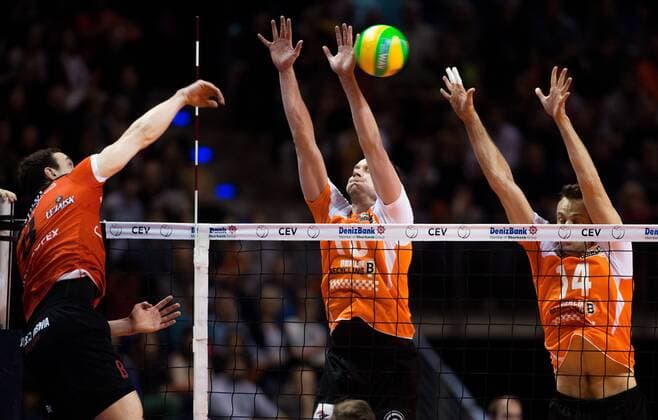 Berlin, Deutschland, 18.12.2014: Volleyball CEV Champions League Saison 2014 2015 - BR Volleys - Asseco Resovia Rzeszow. Dawid Dryja (Rzeszow 18) gegen den Block aus Sebastian Kühner Kuehner (BR Volleys 10), Tomas Kmet (BR Volleys 14)