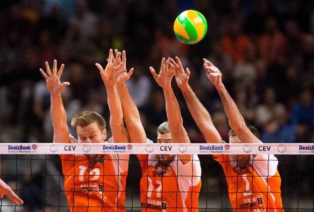 Berlin, Deutschland, 18.12.2014: Volleyball CEV Champions League Saison 2014 2015 - BR Volleys - Asseco Resovia Rzeszow. Block v.li. Paul Carroll (BR Volleys 12), Rob Bontje (BR Volleys 17), Scott Joseph Touzinsky (BR Volleys 1)