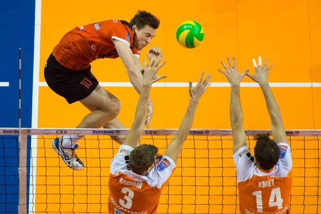 18.12.2014, Max Schmeling Halle, Berlin Volleyball, 2015 CEV Volleyball Champions League, Vorrunde, BR Volleys (GER) vs. Asseco Resovia Rzeszow (POL) Angriff Jochen Schöps Schoeps ( 10 Rzeszow) - Block Doppelblock Robert Kromm ( 3 Berlin), Tomas Kmet ( 14 Berlin)