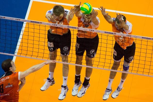 18.12.2014, Max Schmeling Halle, Berlin Volleyball, 2015 CEV Volleyball Champions League, Vorrunde, BR Volleys (GER) vs. Asseco Resovia Rzeszow (POL) Angriff Marko Ivovic ( 8 Rzeszow) - Block Dreierblock Paul Carroll ( 12 Berlin), Rob Johannes Bontje ( 17 Berlin), Scott Joseph Touzinsky ( 1 Berlin)