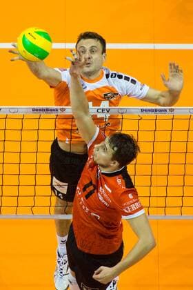 18.12.2014, Max Schmeling Halle, Berlin Volleyball, 2015 CEV Volleyball Champions League, Vorrunde, BR Volleys (GER) vs. Asseco Resovia Rzeszow (POL) Block Tomas Kmet ( 14 Berlin) - Zuspiel Fabian Drzyzga ( 11 Rzeszow)