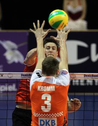 Jochen Schöps im Angriff, Robert Kromm Aktion Spielszene Zweikampf Volleyball CEV DenizBank Championsleague Herren Saison 2014 2015 18.12.2014 BR Volleys Berlin vs. Asseco Resovia Rzeszow