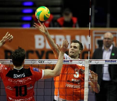 Jochen Schöps, Robert Kromm Aktion Spielszene Zweikampf Volleyball CEV DenizBank Championsleague Herren Saison 2014 2015 18.12.2014 BR Volleys Berlin vs. Asseco Resovia Rzeszow