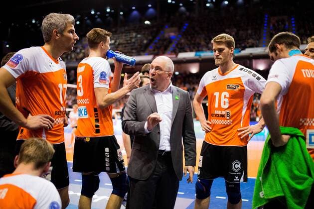 Berlin, Deutschland, 18.12.2014: Volleyball CEV Champions League Saison 2014 2015 - BR Volleys - Asseco Resovia Rzeszow. Trainer Mark Lebedew (BR Volleys) gibt Anweisungen an sein Team