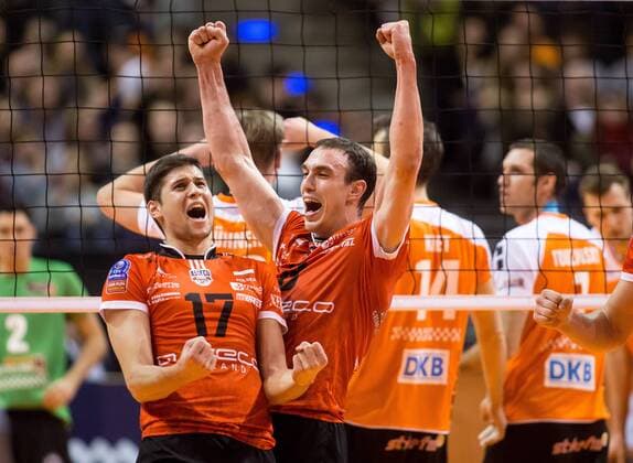 Berlin, Deutschland, 18.12.2014: Volleyball CEV Champions League Saison 2014 2015 - BR Volleys - Asseco Resovia Rzeszow. Nikolay Renchev (Rzeszow 17) und Marko Ivovic (Rzeszow 8) jubeln