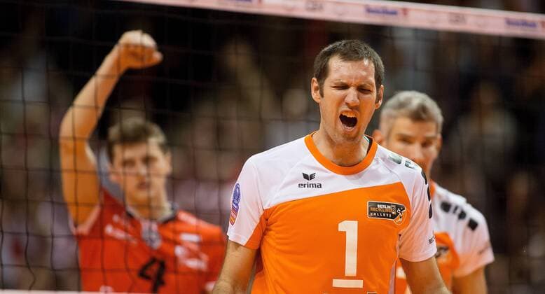 Berlin, Deutschland, 18.12.2014: Volleyball CEV Champions League Saison 2014 2015 - BR Volleys - Asseco Resovia Rzeszow. Scott Joseph Touzinsky (BR Volleys 1) frustriert nach der Niederlage im Tie-Break