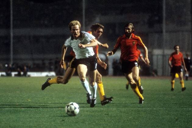 Europameisterschaft Finale, BR Deutschland - Belgien in Rom: Karl-Heinz Rummenigge (vo., BRD) vor Walter Meeuws, re.: Luc Millecamps (beide Belgien)