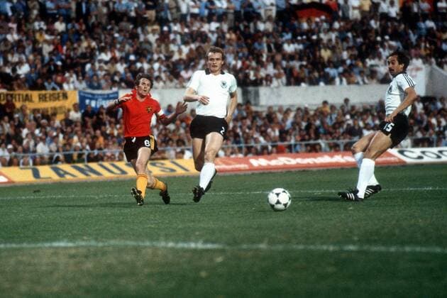 Europameisterschaft Finale, BR Deutschland - Belgien in Rom, v.li.: Julien Cools (Belgien), Hans-Peter Briegel und Uli Stielike (beide BRD)