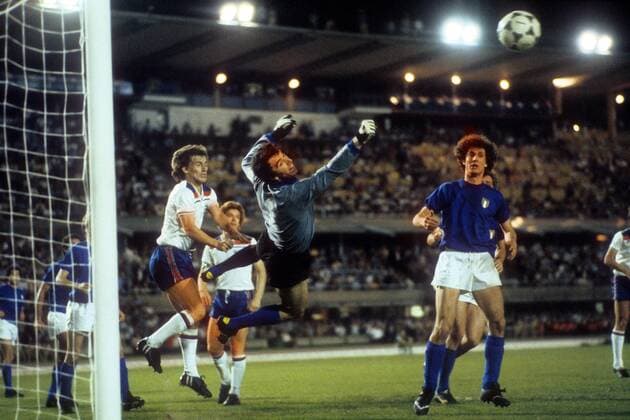 Europameisterschaft Vorrunde, Italien - England in Turin, v.li.: Phil Neal (England), Torwart Dino Zoff und Fulvio Collovati (beide Italien)