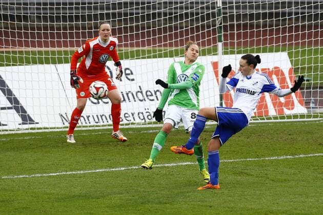 20.12.2014, VfL Stadion am Elsterweg, Wolfsburg, GER, DFB Pokal, Frauen, Viertelfinale, VfL Wolfsburg vs SC Sand, im Bild Almuth Schult (1, VfL Wolfsburg, li.), Babett Peter (8, VfL Wolfsburg) blockt den Torschuss von Ilaria Mauro (26, SC Sand) VfL Wolfsburg vs SC Sand