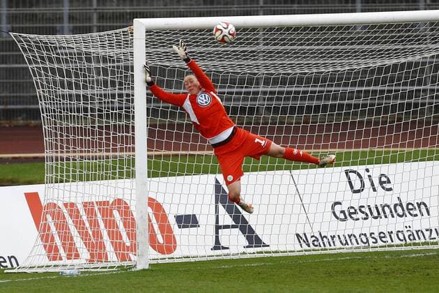20.12.2014, VfL Stadion am Elsterweg, Wolfsburg, GER, DFB Pokal, Frauen, Viertelfinale, VfL Wolfsburg vs SC Sand, im Bild Der Ball fliegt bei Almuth Schult (1, VfL Wolfsburg) an die Latte VfL Wolfsburg vs SC Sand