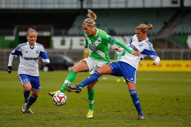 Zweikampf - Lena Goeßling (VfL Wolfsburg) gegen Patricia Hanebeck (SC Sand) - DFB Pokal Viertelfinale Saison 2014-2015 VfL Wolfsburg vs. SC Sand im Stadion am Elsterwg in Wolfsburg - Aktion,Deutschland, Fußball, Frau,Frauen,20.12.2014