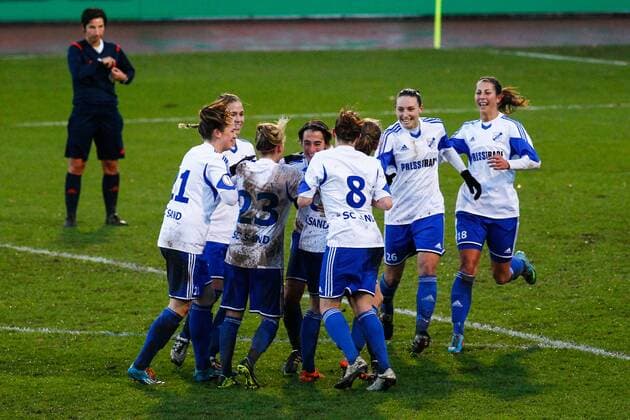 Torjubel - Torschützin Rebekah Ashley Stott (Mi.,SC Sand) trifft zum 1-1 - DFB Pokal Viertelfinale Saison 2014-2015 VfL Wolfsburg vs. SC Sand im Stadion am Elsterwg in Wolfsburg - Aktion,Deutschland, Fußball, Frau,Frauen,20.12.2014