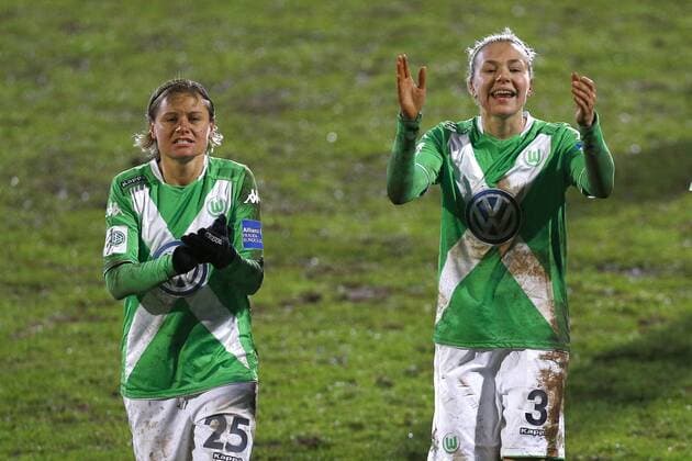 20.12.2014, VfL Stadion am Elsterweg, Wolfsburg, GER, DFB Pokal, Frauen, Viertelfinale, VfL Wolfsburg vs SC Sand, im Bild Die beiden Torschuetzinnen Martina Mueller (25, VfL Wolfsburg, li.) und Zsanett Jakabfi (3, VfL Wolfsburg) jubeln nach dem Sieg gegen Sand VfL Wolfsburg vs SC Sand