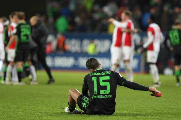 Alvaro Dominguez (Bor. Moenchengladbach) wirft enttaeuscht seinen Schuh weg, waehrend im Hintergrund die Augsburger Spieler jubeln, FC Augsburg vs. Borussia Moenchengladbach, Fussball, Bundesliga, 17. Spieltag, Saison 2014-2015, 20.12.2014,