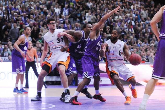 Deonte Burton (ratiopharm ulm) (R, am Ball); Khalid El Amin (BG Goettingen) (M); Isaiah Philmore (ratiopharm ulm) (L, hinten) Basketball --- 1. Bundesliga, BBL --- BG Goettingen vs ratiopharm ulm --- 20.12.2014 , EP_RSL