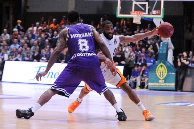 Deonte Burton (ratiopharm ulm)(R) und Raymar Morgan (BG Goettingen) (NR 8) Basketball --- 1. Bundesliga, BBL --- BG Goettingen vs ratiopharm ulm --- 20.12.2014 , EP_RSL