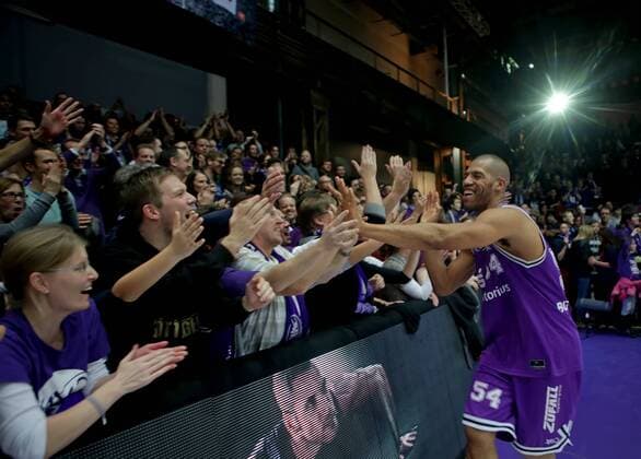 zje123 22.11.2014 bbl Basketball Bundesliga Saison 2014 15 BG Göttingen - Ratiopharm Ulm GöttingensJamal Boykin mit Fans nach dem Sieg gegen Ulm