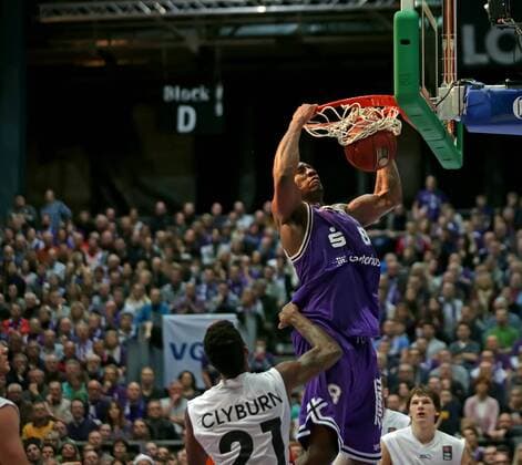 zje123 22.11.2014 bbl Basketball Bundesliga Saison 2014 15 BG Göttingen - Ratiopharm Ulm Göttingens Raymar Morgan (am Ball) gegen Ulms Will Clyburn
