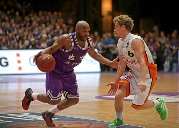 zje123 22.11.2014 bbl Basketball Bundesliga Saison 2014 15 BG Göttingen - Ratiopharm Ulm Göttingens Khalid el Amin (am Ball) gegen Ulm Per Günther