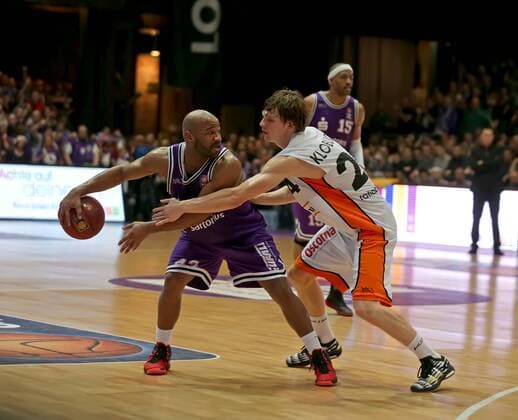 zje123 22.11.2014 bbl Basketball Bundesliga Saison 2014 15 BG Göttingen - Ratiopharm Ulm Göttingens Khalid el Amin (am Ball) gegen Ulms Jaka Klobucar