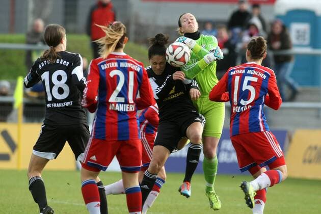 DFB-Pokal der Frauen, Viertelfinale: 1. FFC Frankfurt - FC Bayern München am Sonntag (21.12.2014) im Stadion am Brentanobad in Frankfurt am Main. TorfrauTinja-Riikka Korpela (FC Bayern München) vor Celia Sasic (1. FFC Frankfurt).